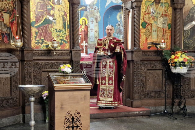 Божието благословение и милост да бъдат върху всички ни, пожела отец Анатоли Тодоров в черквата „Св. Успение Богородично“ в Търговище