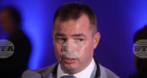 Бурното море не позволява евакуация на екипажа на танкера, заседнал край Ахтопол, каза директорът на "Гранична полиция"