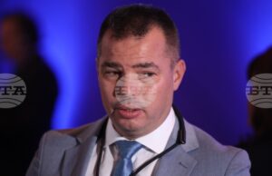 Бурното море не позволява евакуация на екипажа на танкера, заседнал край Ахтопол, каза директорът на "Гранична полиция"