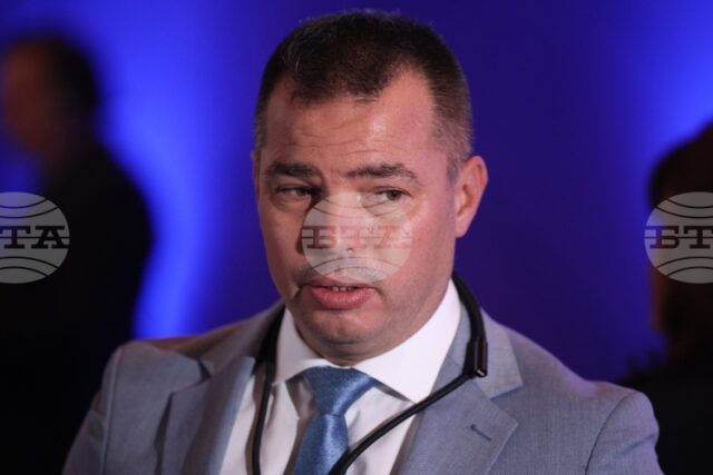 Бурното море не позволява евакуация на екипажа на танкера, заседнал Бурното море не позволява евакуация на екипажа на танкера, заседнал край Ахтопол, каза директорът на "Гранична полиция"