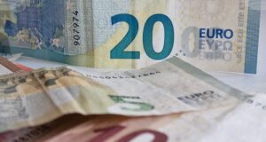 Еврото остава почти без промяна спрямо долара