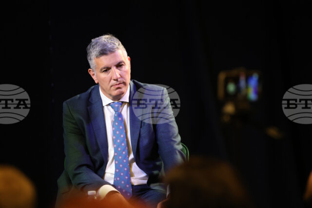 България се вдигна, написа във Фейсбук депутатът от "Продължаваме промяната-Демократична България" Андрей Цеков.