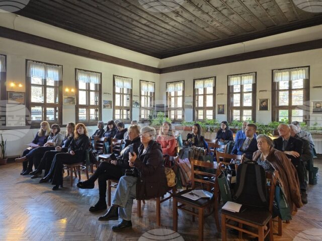 В Копривщица се проведе семинар за опазване от въздействията на В Копривщица се проведе семинар за опазване от въздействията на климата на Мавзолея костница на Априлци