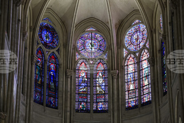 В Париж са представени спорни проекти за нови витражи на В Париж са представени спорни проекти за нови витражи на катедралата „Нотр Дам“