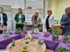 В Шуменския университет бе открит базар на растителни терариуми в подкрепа на дневен център за пълнолетни лица с увреждания В Шуменския университет бе открит базар на растителни терариуми в подкрепа на дневен център за пълнолетни лица с увреждания