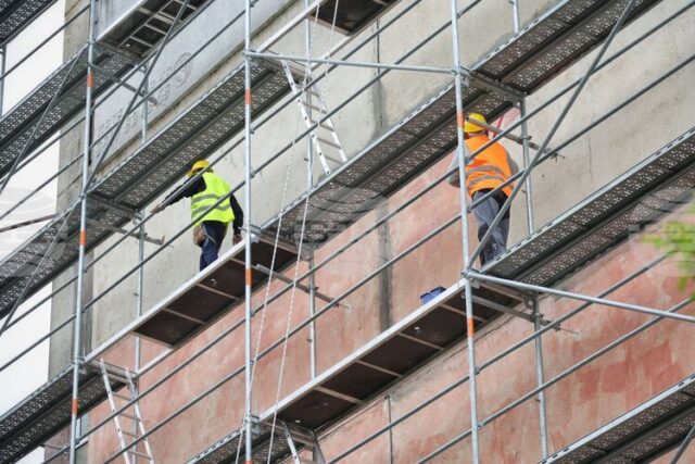 В Ямбол се санират 11 жилищни блока, предстои да започне В Ямбол се санират 11 жилищни блока, предстои да започне обновяване на още седем, съобщи кметът Валентин Ревански