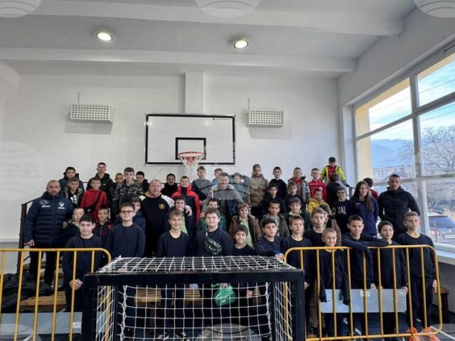 В село Костенец бе открит реновиран физкултурен салон и се В село Костенец бе открит реновиран физкултурен салон и се състоя благотворителен турнир