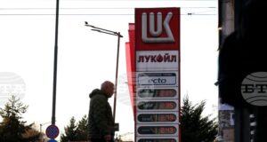 Вашингтон разрешава определени трансакции, свързани с бензиностанциите на „Лукойл“ извън Русия