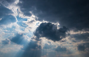 Времето ще остане облачно, с мъгли. В края на седмицата идват захлаждане и валежи облаци