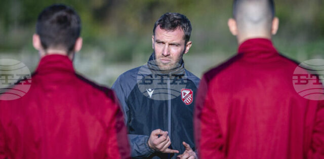 Втородивизионният Фратрия (Варна) се раздели с директора на школата Васил Петров