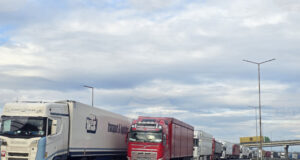 Възстановено е движението на тежкотоварни автомобили над 12 т при граничния преход "Кулата", съобщиха от Агенцията "Пътна инфраструктура".