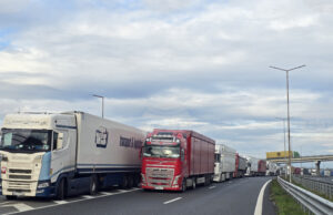 Възстановено е движението на тежкотоварни автомобили над 12 т при граничния преход "Кулата", съобщиха от Агенцията "Пътна инфраструктура".