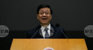 Главният администратор на Хонконг обяви независимо разследване на причините за пожара в небостъргачи, отнел живота на над 150 души