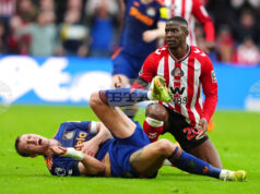 Дан Бърн от Нюкасъл е със счупено ребро и увреден бял дроб Дан Бърн от Нюкасъл е със счупено ребро и увреден бял дроб