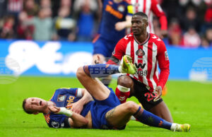 Дан Бърн от Нюкасъл е със счупено ребро и увреден бял дроб Дан Бърн от Нюкасъл е със счупено ребро и увреден бял дроб