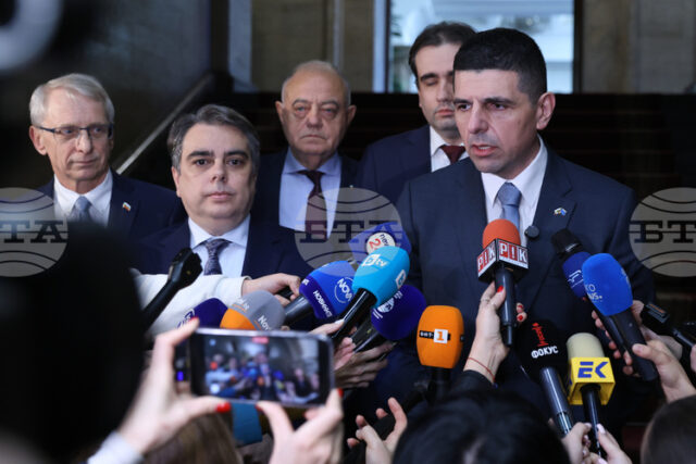 Датата за извънредни избори ще бъде определена от президента, заяви Датата за извънредни избори ще бъде определена от президента, заяви председателят на ПП Асен Василев след консултациите при Румен Радев