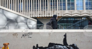 Два идентични графита на Банкси се появиха в Лондон