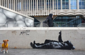 Два идентични графита на Банкси се появиха в Лондон