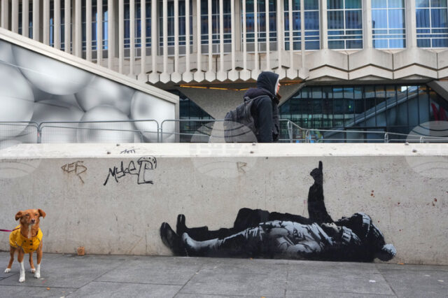 Два идентични графита на Банкси се появиха в Лондон