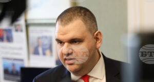 Делян Пеевски поиска специализираната комисия да прецени дали все още има необходимост от охраната му