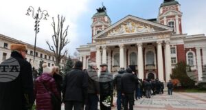 Десетки хора се поклониха пред бившия министър на културата Георги Йорданов (1934-2025)