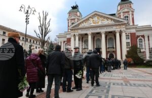 Десетки хора се поклониха пред бившия министър на културата Георги Йорданов (1934-2025)
