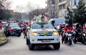 Деца в неравностойно положение в Пловдив получиха подаръци от мото инициативата „Отвори сърцето си, дари усмивка!“