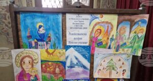 Деца от неделното училище в Търговище украсиха преддверието на храм „Св. Успение Богородично“ в Търговище за Рождественските празници