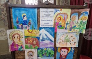 Деца от неделното училище в Търговище украсиха преддверието на храм „Св. Успение Богородично“ в Търговище за Рождественските празници Деца от неделното училище в Търговище украсиха преддверието на храм „Св. Успение Богородично“ в Търговище за Рождественските празници