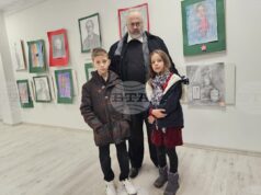 Децата от школата по рисуване и дизайн, водена от русенския художник Иван Иванов – Йоаний, подредиха коледна изложба Децата от школата по рисуване и дизайн, водена от русенския художник Иван Иванов - Йоаний, подредиха коледна изложба