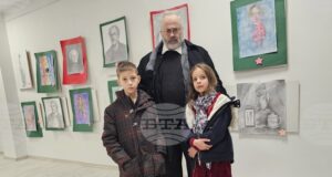 Децата от школата по рисуване и дизайн, водена от русенския художник Иван Иванов - Йоаний, подредиха коледна изложба