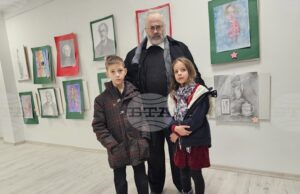 Децата от школата по рисуване и дизайн, водена от русенския художник Иван Иванов - Йоаний, подредиха коледна изложба