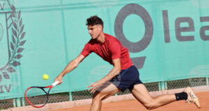 Динко Динев отпадна на четвъртфиналите на сингъл на турнир по тенис в Анталия