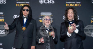 Доналд Тръмп изрази почитта си към Силвестър Сталоун, Глория Гейнър, „Кис“ на церемония в Центъра за сценични изкуства „Кенеди"