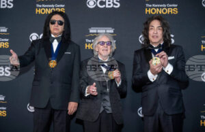 Доналд Тръмп изрази почитта си към Силвестър Сталоун, Глория Гейнър, „Кис“ на церемония в Центъра за сценични изкуства „Кенеди"