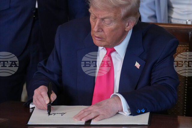 Доналд Тръмп подписа указ за сформиране на работни групи за Доналд Тръмп подписа указ за сформиране на работни групи за гарантиране на сигурността на веригата на доставки на храни в САЩ