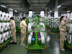 Дрехите от рециклиран полиестер замърсяват повече от първичния полиестер, сочи проучване