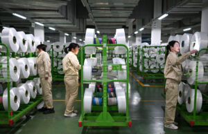 Дрехите от рециклиран полиестер замърсяват повече от първичния полиестер, сочи проучване