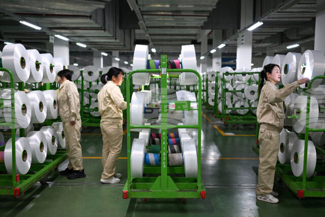 Дрехите от рециклиран полиестер замърсяват повече от първичния полиестер, сочи проучване