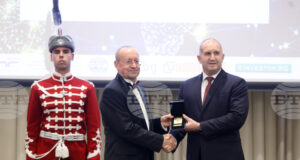 Държавният глава Румен Радев връчи на Българската търговско-промишлена палата почетния знак на президента