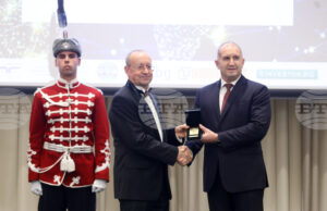 Държавният глава Румен Радев връчи на Българската търговско-промишлена палата почетния знак на президента