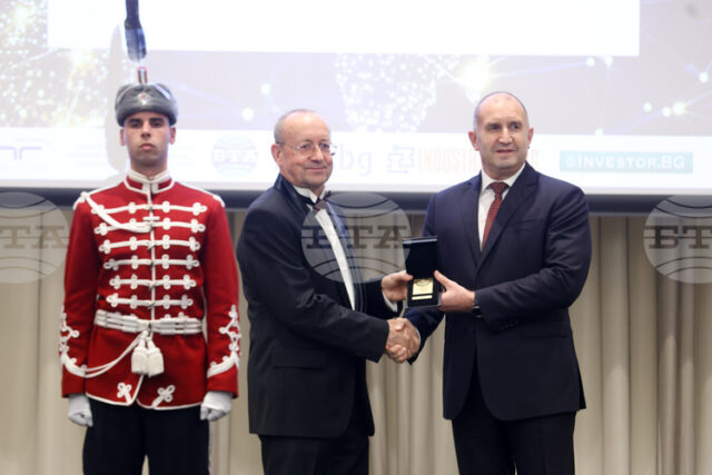 Държавният глава Румен Радев връчи на Българската търговско-промишлена палата почетния Държавният глава Румен Радев връчи на Българската търговско-промишлена палата почетния знак на президента