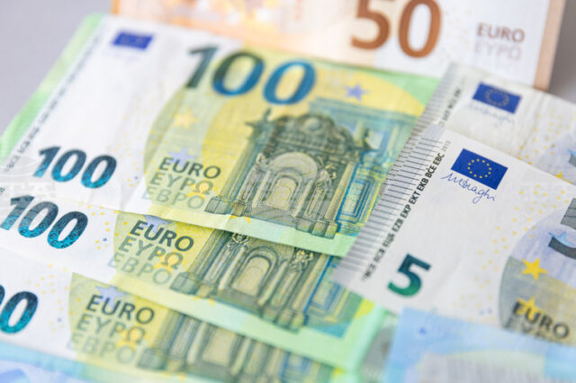 ЕС договори нови правила за по-силна защита на дребните инвеститори Брутният външен дълг на България нараства с 18,6 процента в края на юни на годишна база до 53,030 млрд. евро, по данни на БНБ