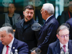 Председателят на Европейския съвет Антонио Koща разговаря с украинския президент Володимир Зеленски на срещата на върха в Брюксел, 18 декември 2025 г.