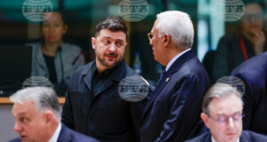 Председателят на Европейския съвет Антонио Koща разговаря с украинския президент Володимир Зеленски на срещата на върха в Брюксел, 18 декември 2025 г.