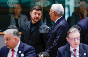 Председателят на Европейския съвет Антонио Koща разговаря с украинския президент Володимир Зеленски на срещата на върха в Брюксел, 18 декември 2025 г.