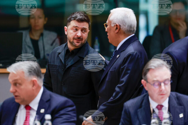 Председателят на Европейския съвет Антонио Koща разговаря с украинския президент Володимир Зеленски на срещата на върха в Брюксел, 18 декември 2025 г.