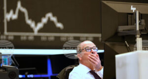 Европейските борсови индекси завършиха първата сесия за седмицата низходящо, акциите на датската енергийна компания „Йорстед“ се сринаха