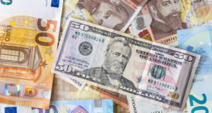 Еврото продължи леко да поевтинява спрямо долара