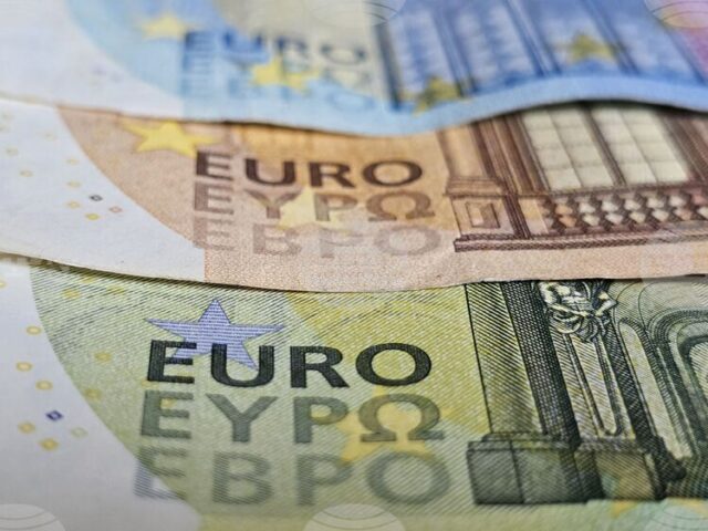 Еврото леко поскъпва спрямо долара в междубанковата търговия